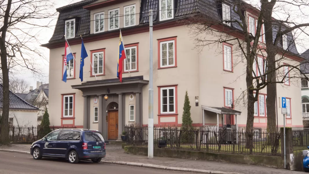 Gil rechazó vandalización de embajada de Venezuela en Noruega