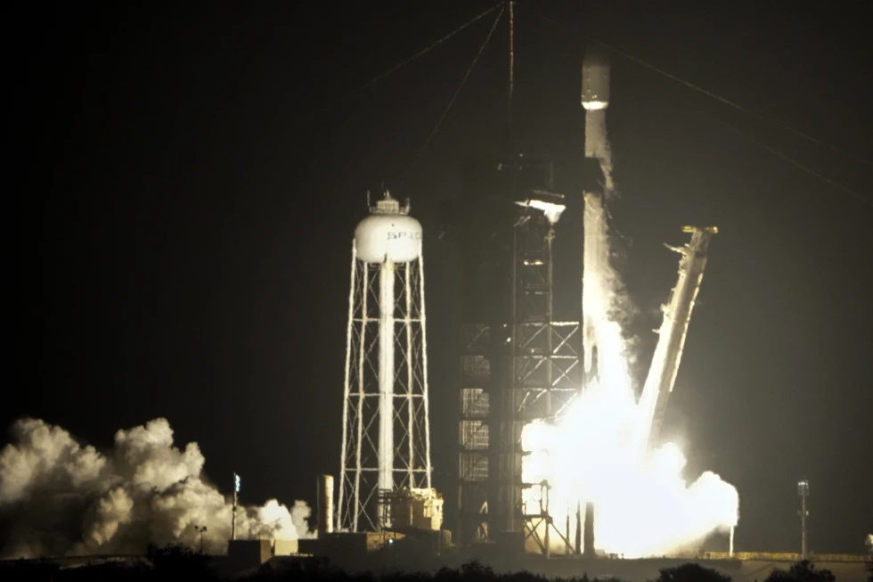 SpaceX lanza módulos lunares para compañías de EEUU y Japón