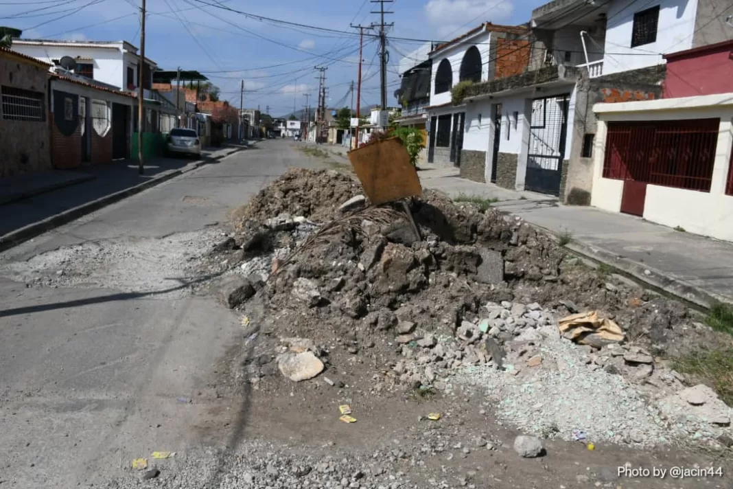 Escombros obstaculizan el tránsito en barrio América de Valencia