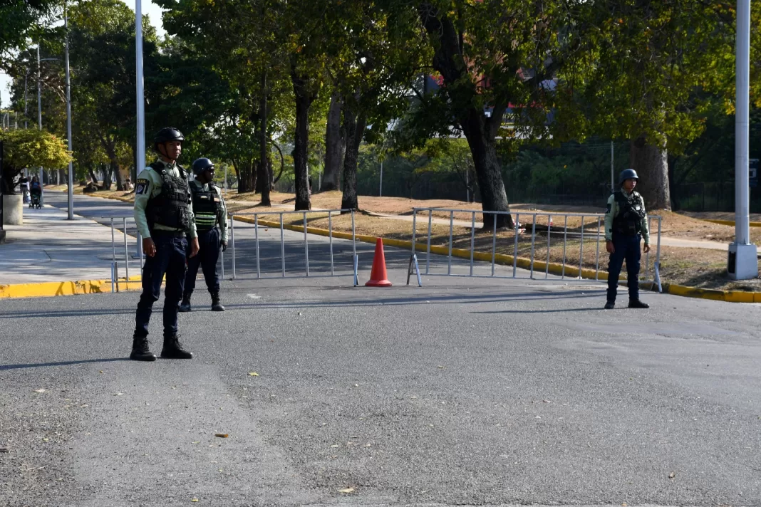 Acceso a la avenida Universidad se encuentra limitado