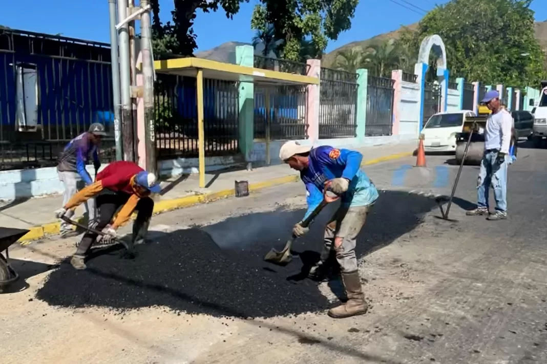 Más de 60 toneladas de asfalto