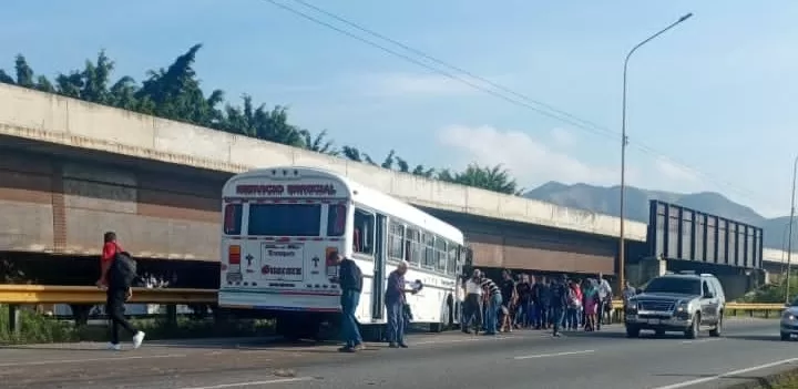 Choque de un autobús dejó a ocho pasajeros lesionados