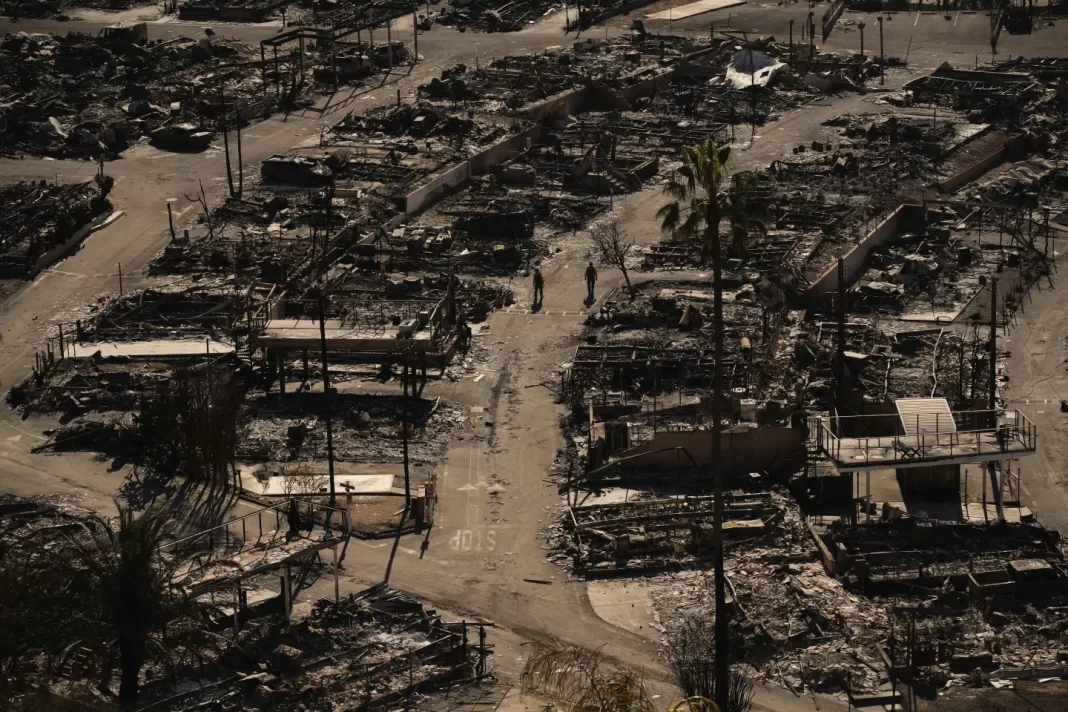 Fuertes vientos podrían avivar los incendios en Los Angeles