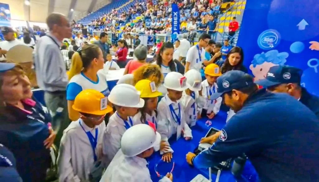 Niños carabobeños visitaron centrales de Cantv para aprender de las TIC