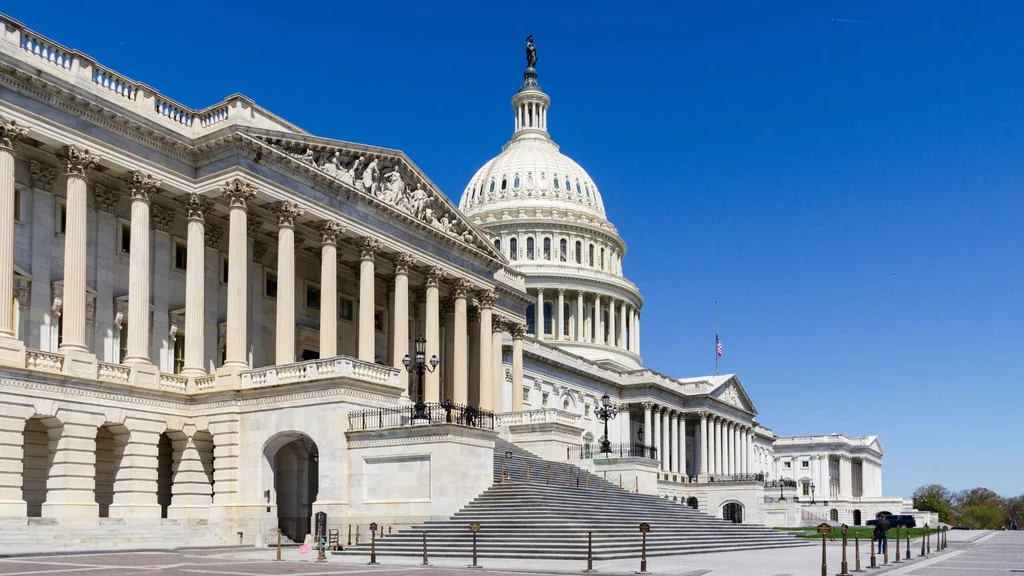 Senado de EE.UU. aprueba resolución que impide a Trump tomar medidas militares en Venezuela sin autorización del Congreso