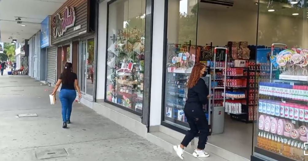 En Valencia sector comercio trabaja de manera normal