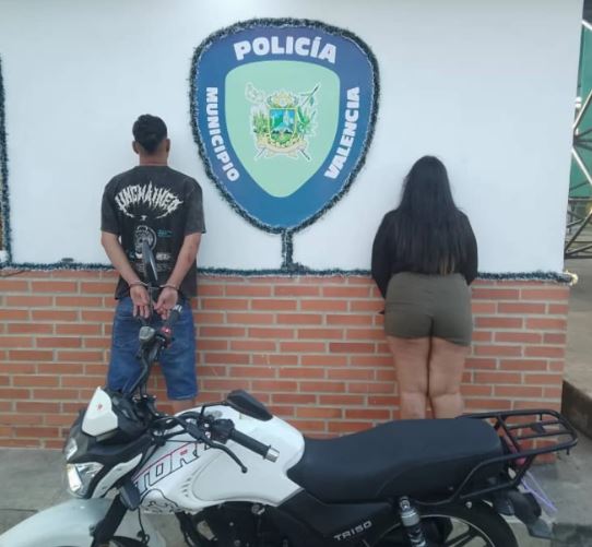 Policía Municipal de Valencia, detuvieron a una pareja por colocar en riesgo la vida de transeúntes conductores y la suya propia