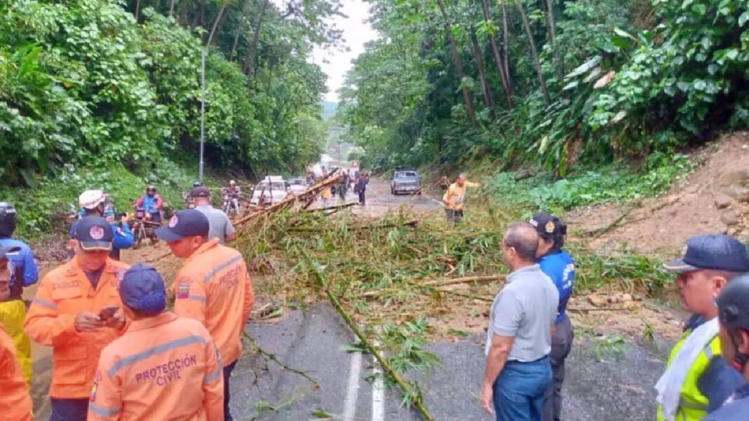 Casas afectadas y deslizamiento de tierra de fuertes lluvias en Mérida