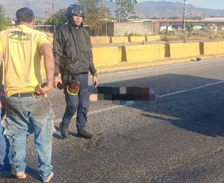 Choque de motos deja un fallecido y un herido en Valencia
