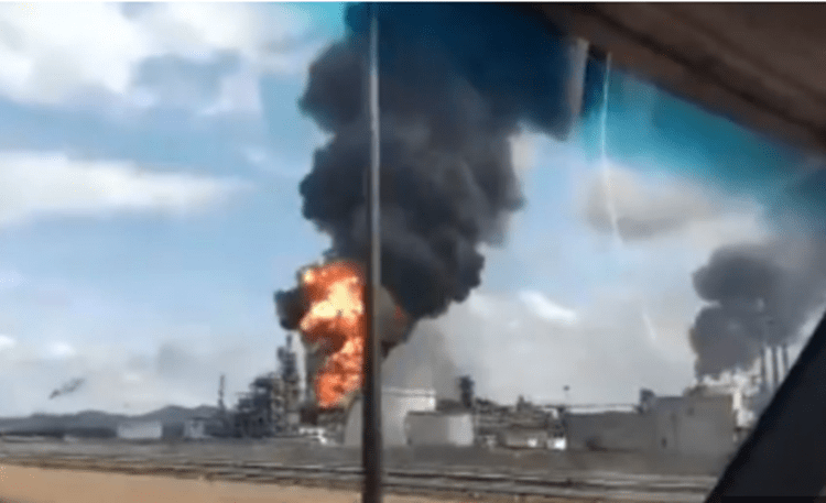 Fuerte explosión e incendio en supuesta tubería petrolera en la vía El Tigre-Cantaura
