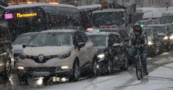 Nieve paraliza Europa y obliga a cancelar cientos de vuelos