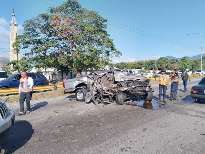 Colisión entre camionetas dejó dos heridos en la Autopista del Este Colisión entre camionetas dejó dos heridos en la Autopista del Este