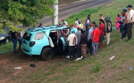 Lanzador grandeliga Carlos Hernández sufrió aparatoso accidente de tránsito en Bolívar
