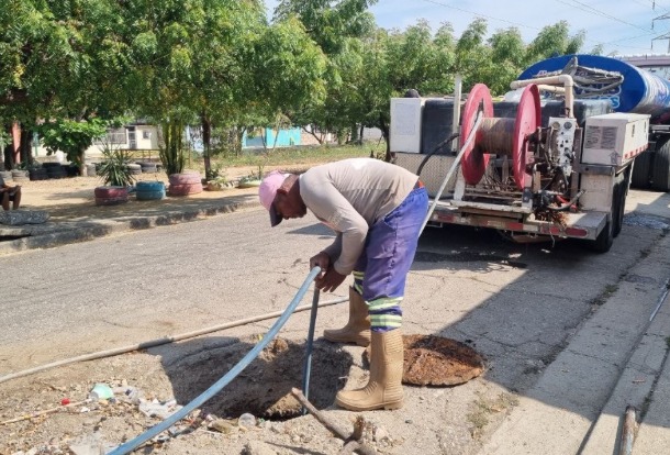 Realizaron destape de tuberías en tres sectores de Los Guayos