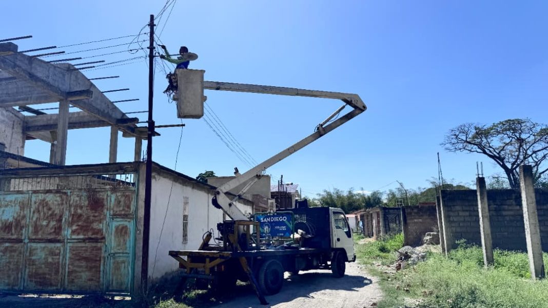 Alcalde León Jurado atiende solicitud vecinal con instalación de luminarias en Monte Sinaí