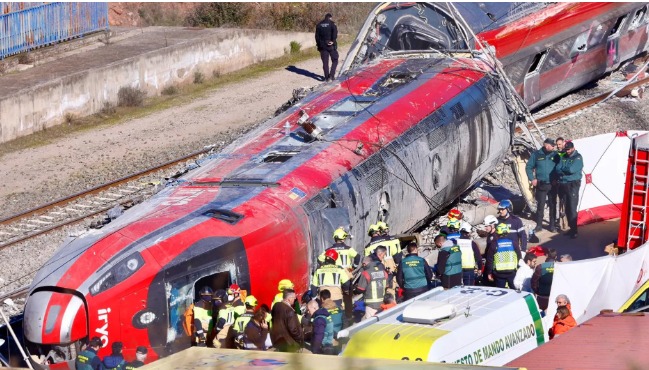 Descarrilamiento de dos trenes en España dejó al menos 39 muertos y decenas de heridos