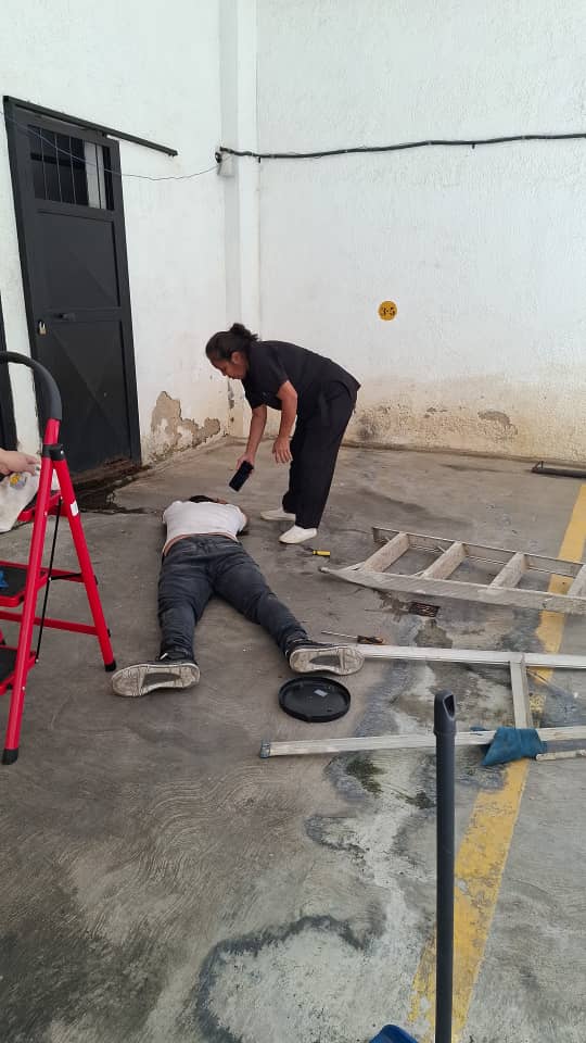 Hombre sufrió heridas tras caer de una escalera en Valencia