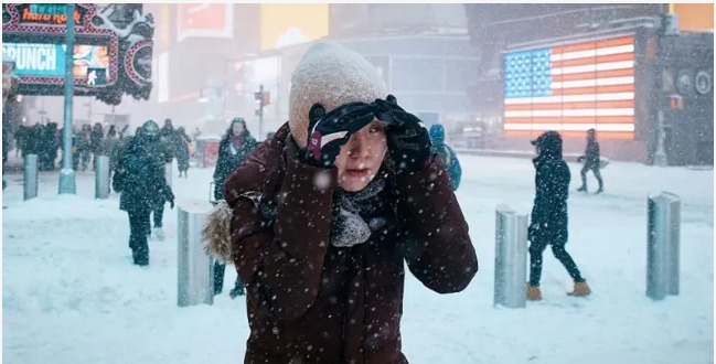 Potente tormenta de nieve en EE.UU. deja al menos 14 muertos y mantiene 800 mil hogares sin electricidad
