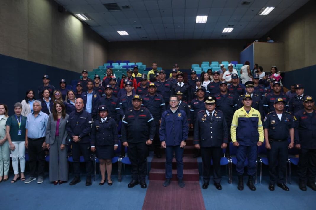 Alcalde de San Diego ascendió a personal del Cuerpo de Bomberos municipal