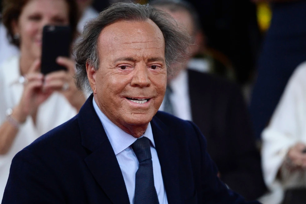 El cantante ganador del Grammy Julio Iglesias negó el viernes las acusaciones de agresión sexual a dos exempleadas