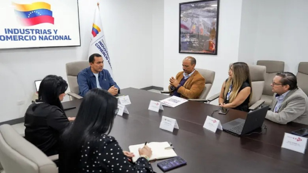 Gobierno e industria farmacéutico impulsan producción nacional para garantizar acceso a medicamentos