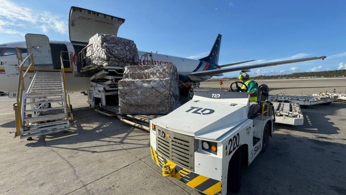 Arriba a Venezuela cargamento con insumos para atender a pacientes renales