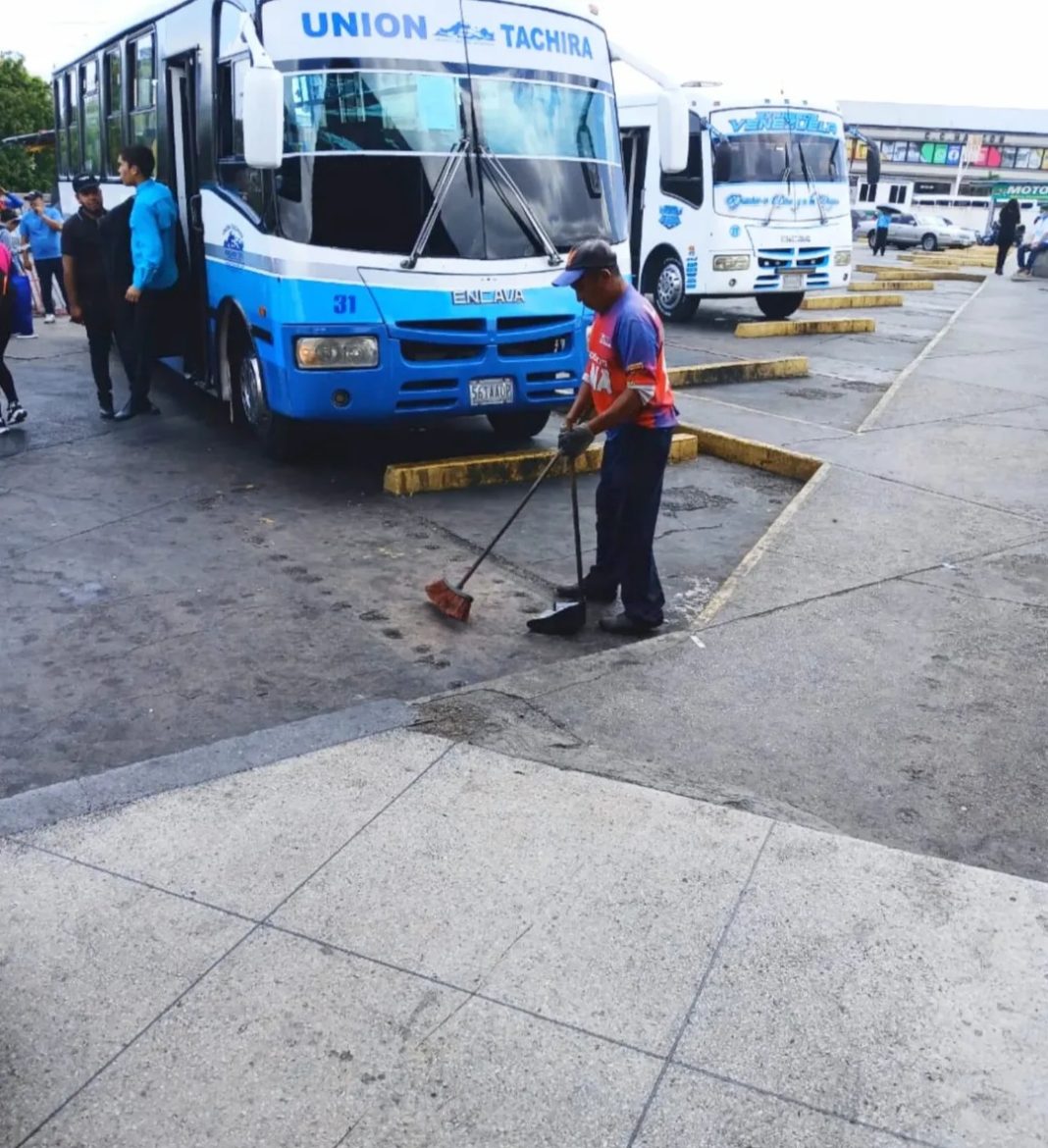 Cuadrillas de la Alcaldía de Valencia refuerzan mantenimiento en el Terminal Big Low Center