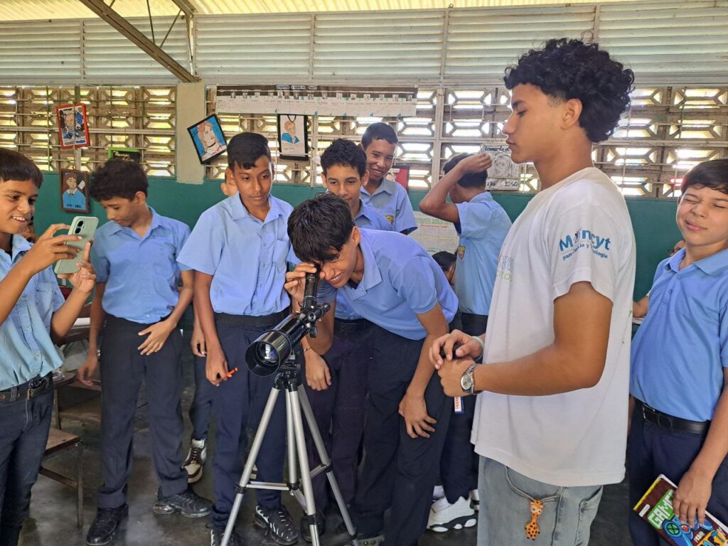 Jóvenes de Tocuyito aprendieron de robótica, programación y astronomía