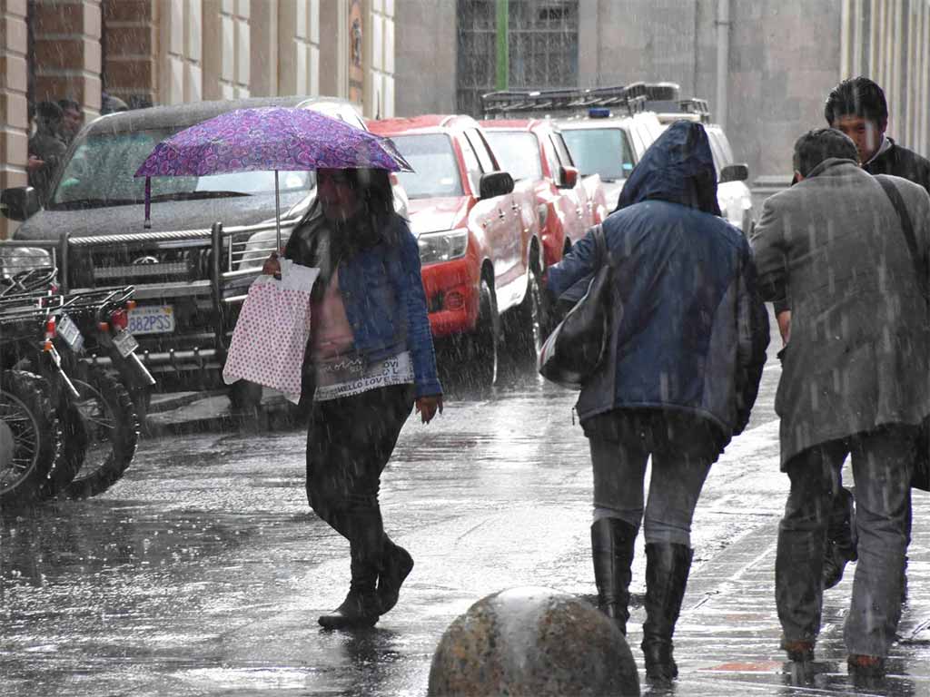 Declararon alerta naranja por rebalse de represas ante fuertes lluvias en La Paz, Bolivia