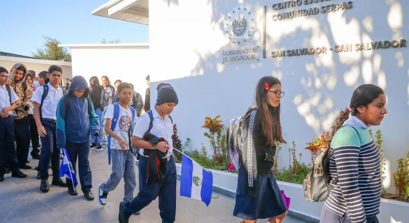 El Salvador se convierte en el primer país del mundo en masificar la IA personalizada en la educación pública
