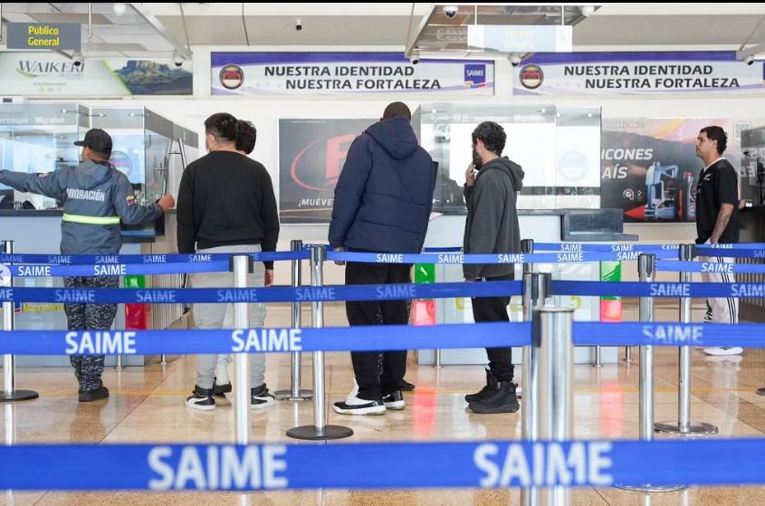 Arribaron 110 migrantes en un vuelo de repatriación proveniente de Estados Unidos