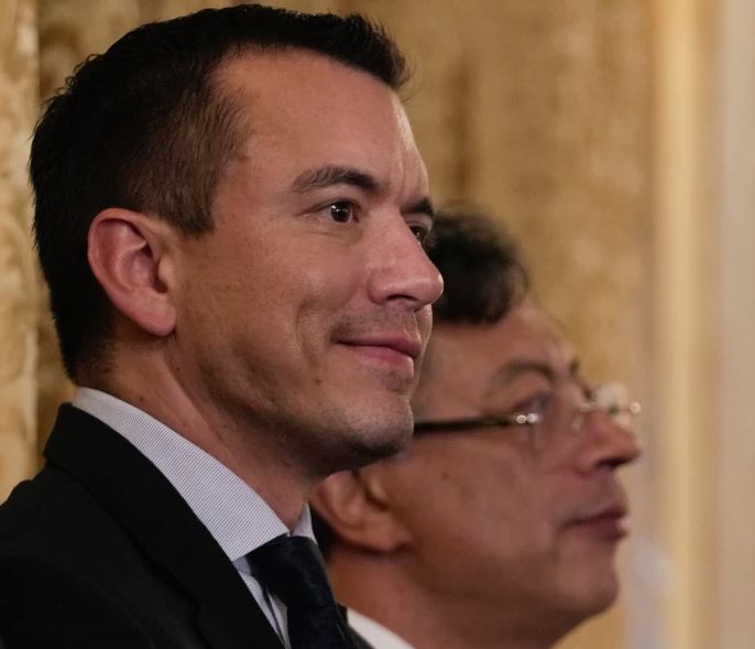 Ecuador anuncia otro incremento de aranceles a Colombia