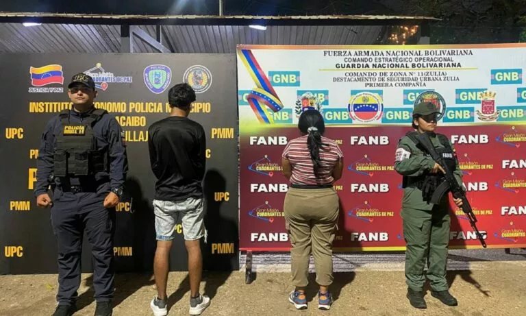 Arrestan a dos personas por fracturar y quemar a un niño