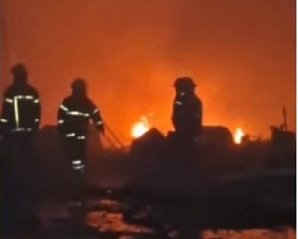 Incendio consumió 70 % de una recicladora y alcanzó zonas residenciales en Flor Amarillo