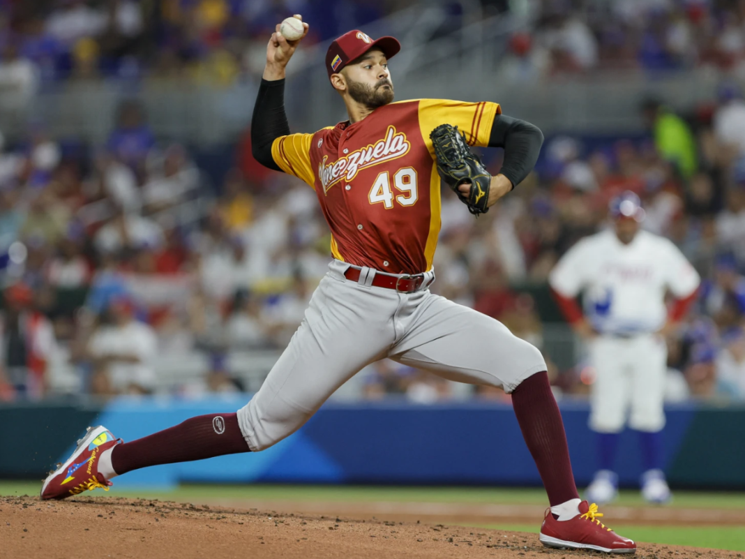 Pablo López se desgarra el ligamento del codo y perderá el WBC