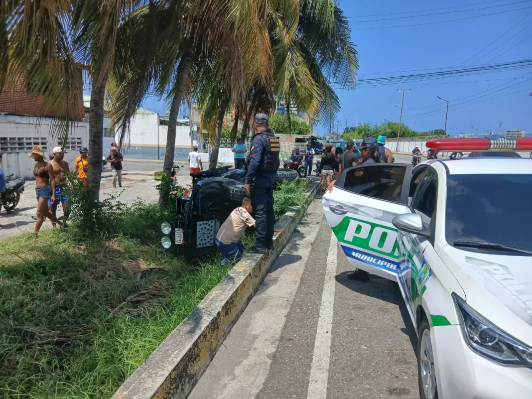 Policía atendió volcamiento de vehículo frente a Bolipuertos en Puerto Cabello