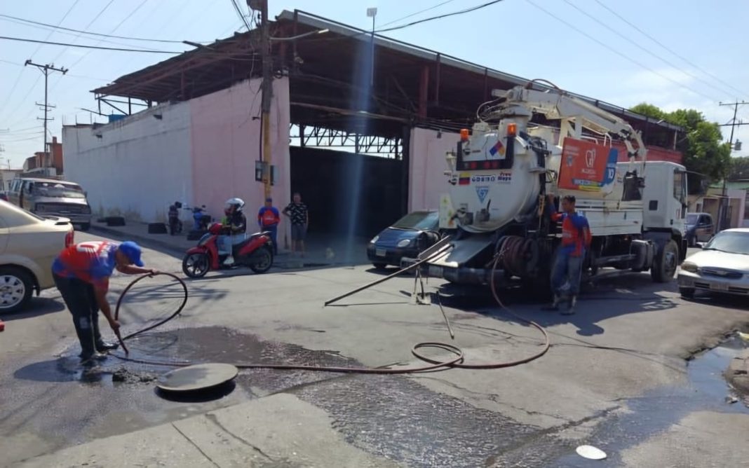 Cuadrillas mejoran sistema de aguas servidas en la comunidad Carmen Sur de Valencia