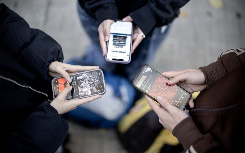 Propuesta para prohibir acceso de menores de 15 años a redes sociales genera debate en Ecuador