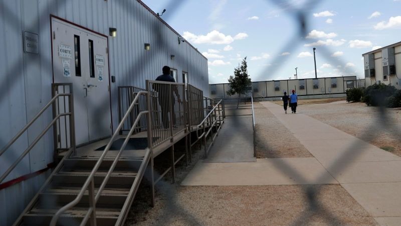 EE.UU. confina centro de detención para familias migrantes en Texas por brote de sarampión