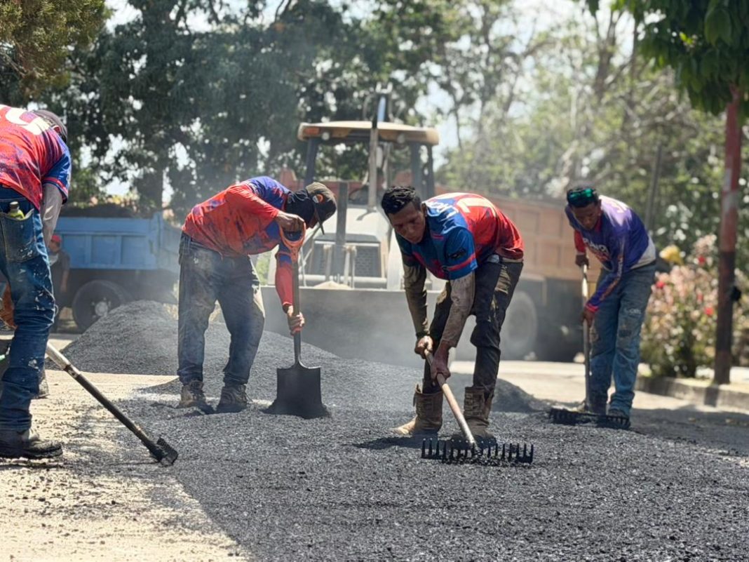 Alcaldía de Valencia aplicó 400 toneladas de asfalto en el anillo vial del Portal II de Flor Amarillo