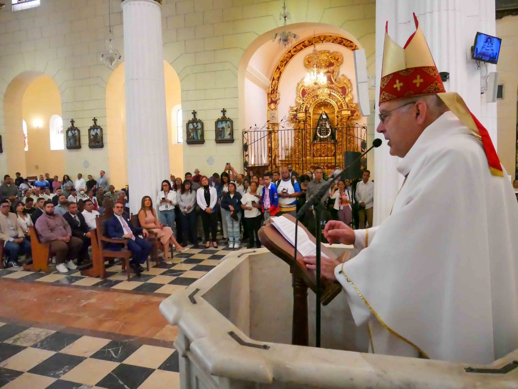 Gobernador Lacava acompañó misa solemne por 471º aniversario de Valencia Gobernador Lacava acompañó misa solemne por 471º aniversario de Valencia