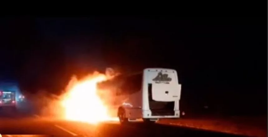 Motorizado murió calcinado tras impactar su moto contra una autobús Aragua Motorizado