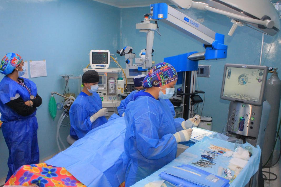 Jornada de cirugía de cataratas benefició a pacientes en la CHET