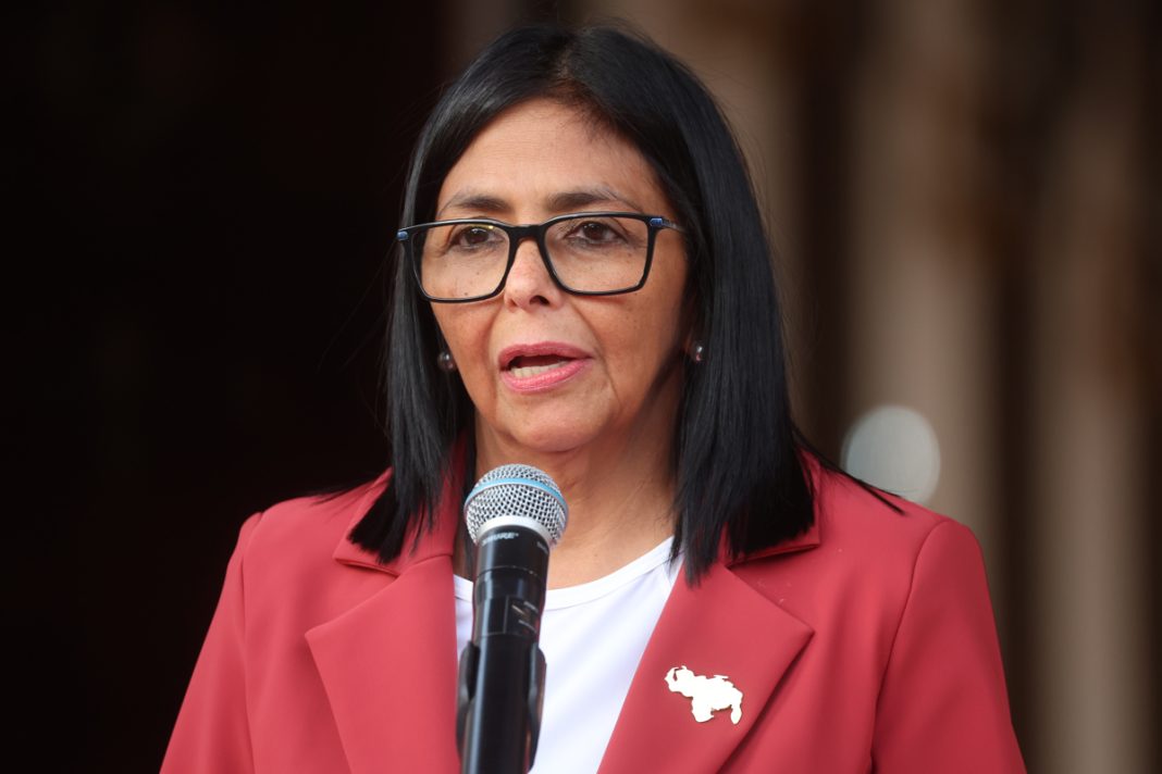 Delcy Rodríguez rechaza propuesta de Petro sobre arancel cero por sanciones a Venezuela “Presidente Petro, nos gustaría, pero no se puede, porque el pueblo venezolano está sancionado, el pueblo productor venezolano está sancionado, (…) no podemos ir en igualdad de condiciones y nosotros tenemos que acompañar a nuestro país productivo para que, en esas condiciones de desigualdad, podamos nosotros ir a un comercio exterior que beneficie al pueblo venezolano”, dijo Rodríguez, quien pidió al presidente estadounidense, Donald Trump, levantar estas medidas ilícitas de manera definitiva. En un acto transmitido por el canal estatal Venezolana de Televisión (VTV), la líder chavista informó de la entrada de 300 millones de dólares a un fondo recientemente creado para la “protección social” procedentes de una “venta extraordinaria” de fueloil, un combustible derivado del petróleo. Aseguró que se hizo esa venta para “poder garantizar que se diera un incremento en el ingreso de los trabajadores”, del que no dio detalles. En todo caso, Rodríguez celebró las reanudadas relaciones con la Casa Blanca y felicitó a la embajada estadounidense en Venezuela por izar este sábado la bandera del país norteamericano por primera vez en siete años, luego de que ambas naciones acordaran restablecer sus relaciones diplomáticas, rotas en 2019. “Muy pronto estaremos izando la bandera de nuestro tricolor, de Venezuela, en los Estados Unidos, en nuestra embajada”, aseguró. La líder chavista aseveró que su país está “demostrando que, de pie y con la frente en alto”, puede “llevar adelante relaciones de respeto” con Estados Unidos. EFE Recordó que recientemente el Gobierno que encabeza, tras la captura de Nicolás Maduro por parte de EE.UU. en enero, creó dos fondos soberanos a los que se destinarán los recursos obtenidos a través de “nuevas inversiones en materia de petróleo y gas”: uno de “protección social para mejorar el ingreso de los trabajadores, la salud, la alimentación y la vivienda, y otro para atender servicios públicos”.