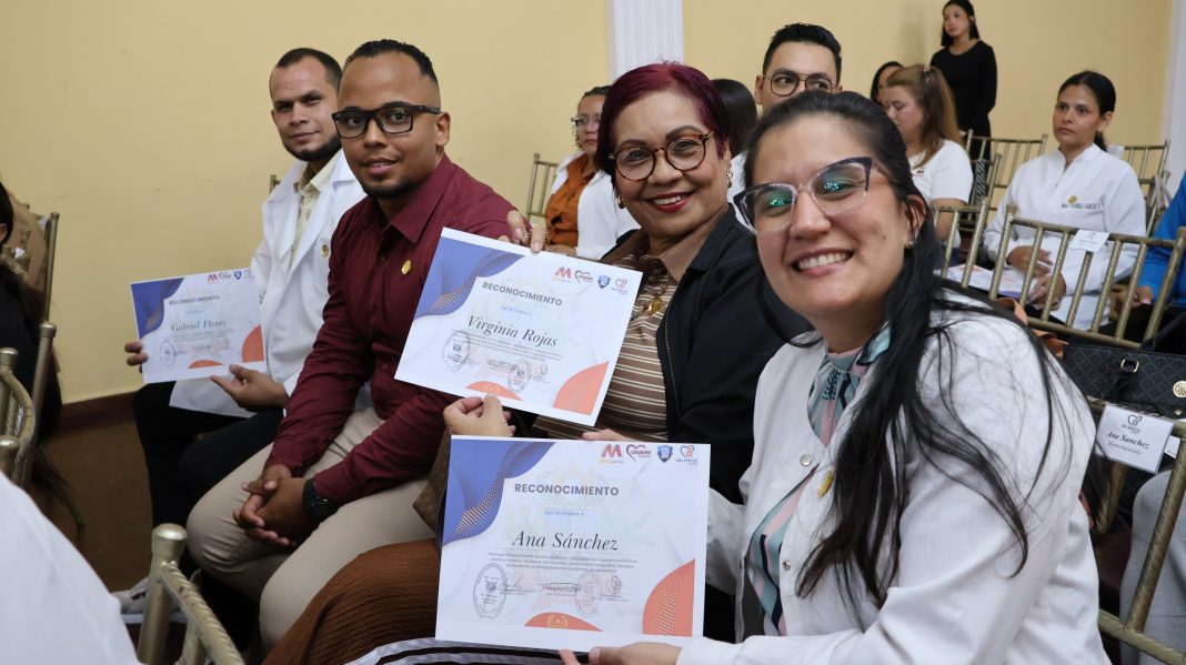 Rinden homenaje a médicos en el 471° aniversario de Valencia Rinden homenaje a médicos en el 471° aniversario de Valencia