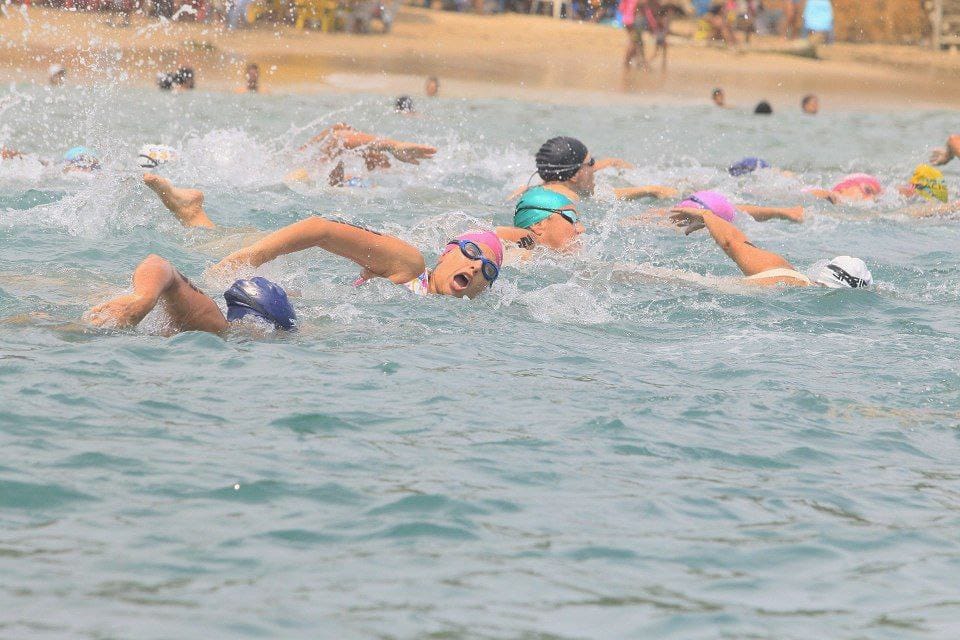 Venezolanos buscan su boleto a Santo Domingo 2026 en aguas de Aruba Aguas abiertas por cupos en Aruba