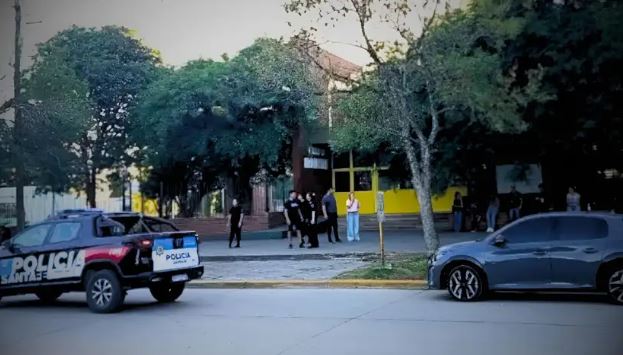 Un adolescente armado entró en una escuela y mató a tiros a un compañero de 13 años en Argentina