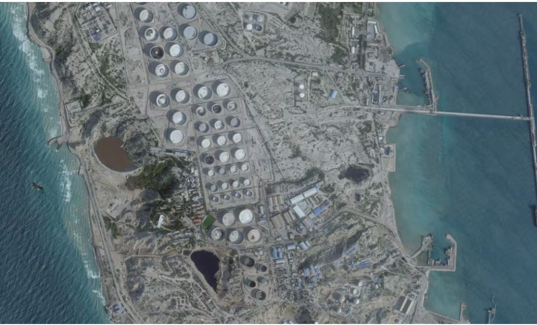 EE.UU. bombardeó sitios militares en isla de Irán mientras Trump amenazó su infraestructura petrolera