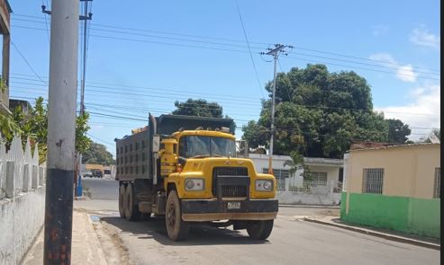 Vecinos de la comunidad 13 de Septiembre denuncian deterioro de calles por paso de camiones pesados Vecinos de la comunidad 13 de Septiembre denuncian deterioro de calles por paso de camiones pesados