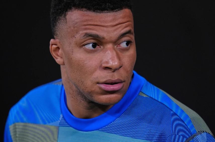 Mbappé dice que su lesión de rodilla “quedó atrás”